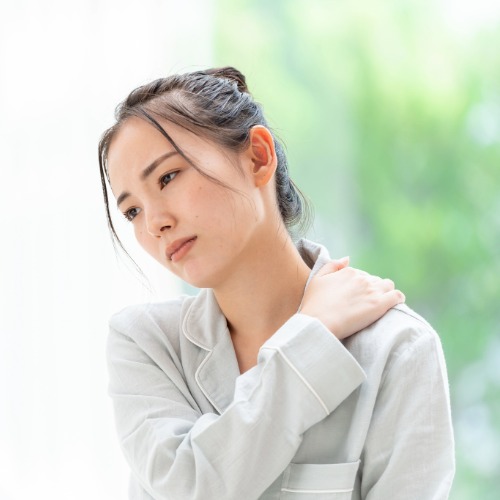 肩こりに悩む女性