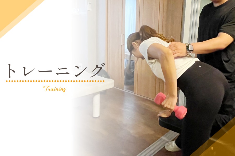 ダンベルをもってトレーニングする女性